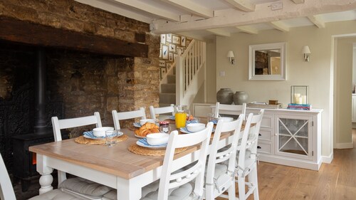 Thatch Cottage - sleeps 6 guests  in 3 bedrooms