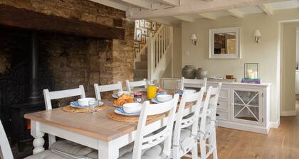 Thatch Cottage - sleeps 6 guests in 3 bedrooms