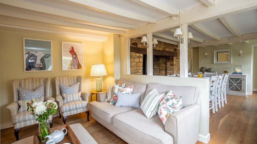 Thatch Cottage - Sleeps 6 Guests In 3 Bedrooms - Cotswolds