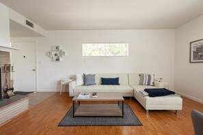 TV connectée, cheminée, espaces bureaux