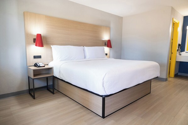 Desk, laptop workspace, blackout curtains, iron/ironing board - Atrea Inn Amarillo (Amarillo)