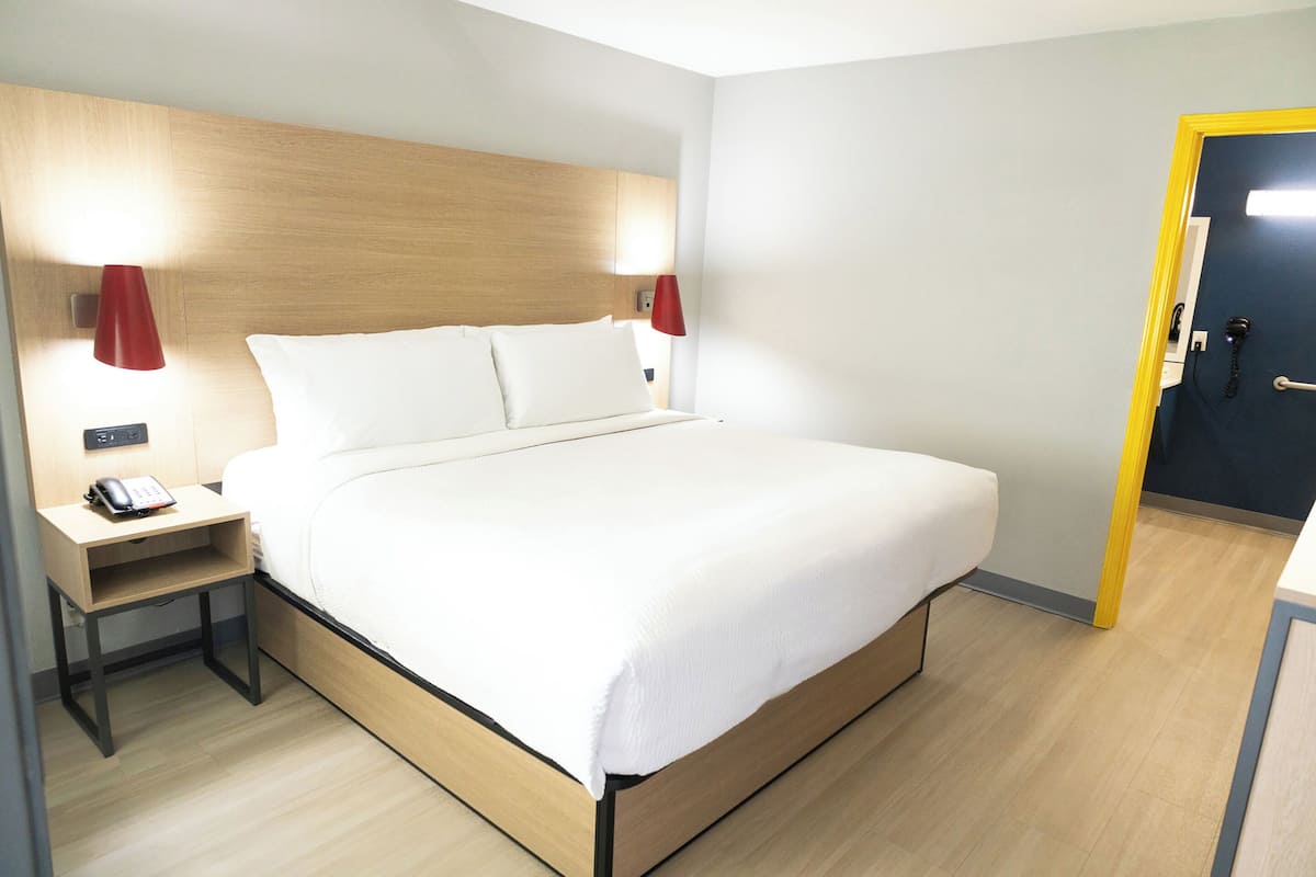 Single Room, 1 King Bed, Accessible