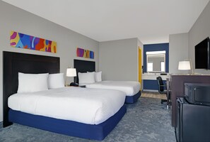 Habitación doble, 2 camas matrimoniales, para no fumadores | Escritorio, espacio para trabajar con laptop y cortinas blackout