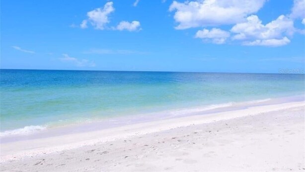 A beach with clear blue water and white sand. - Hemingway Inspired Villa (Sarasota)