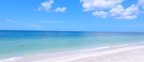 Beach nearby, sun loungers, beach towels