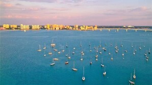 A coastal cityscape with numerous sailboats on the water and a row of buildings in the background. - Hemingway Inspired Villa (Sarasota)