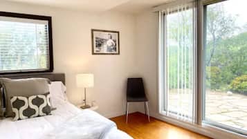 2 habitaciones, escritorio y tabla de planchar con plancha