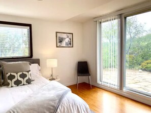 2 soverom, skrivebord, strykejern/-brett og reiseseng for barn