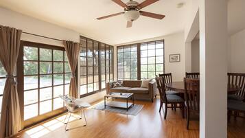 Smart TV, chimenea, libros y oficina