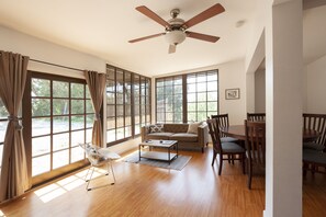 Smart-TV, peis, bøker og kontorer