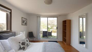 2 slaapkamers, een bureau, een strijkplank/strijkijzer, reisbedje