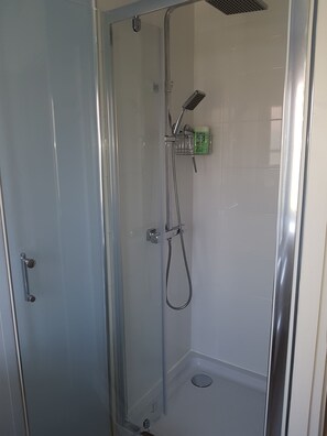 Douche, séchoir à cheveux, serviettes fournies, savon