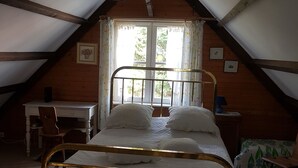 A bedroom with a bed, a desk, and a chair. - House (Condette)