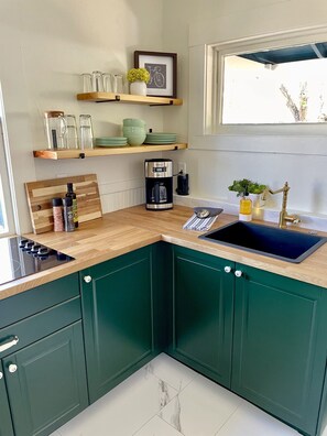 Kylskåp, mikrovågsugn, spishäll och kaffe- och tebryggare