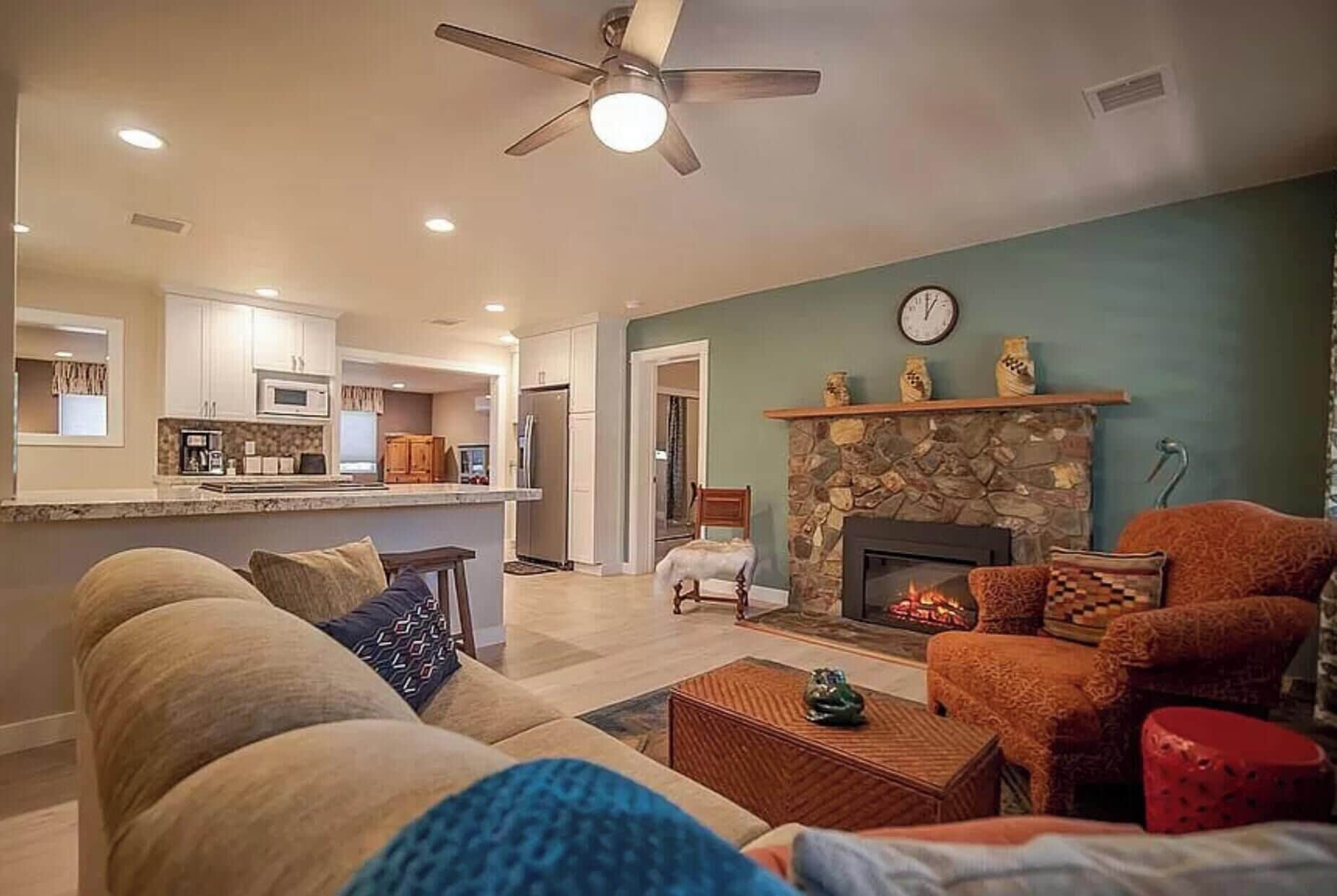 Älytelevisio, takka, kirjoja