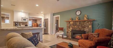 Smart TV, chimenea y libros