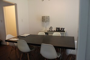 Dining - Renovated home in South/Central Austin, close to coffee shops and Central Market (Austin)