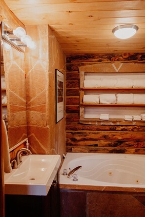 Ducha, bañera de hidromasaje, secador de pelo, toallas
