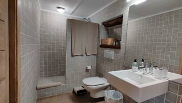 Ducha, secador de pelo, toallas y jabón