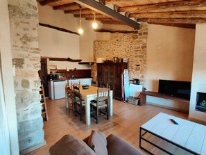 TV, books - Cottage (La Fresneda)