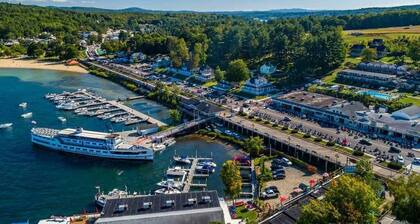 Spacious 2 Bdrm Condo Walking distance to Weirs Beach!!