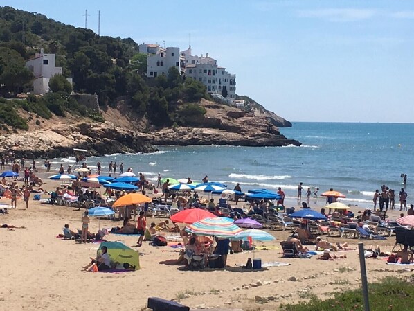 Una spiaggia nelle vicinanze