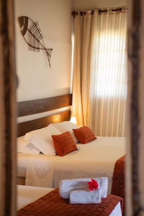 Quarto triplo conforto, vista para o mar | Roupas de cama premium, cofres nos quartos, escrivaninha