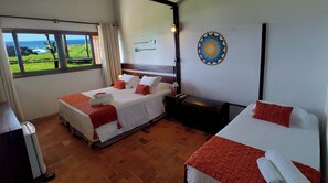 Quarto quádruplo conforto, vista para o mar | Roupas de cama premium, cofres nos quartos, escrivaninha