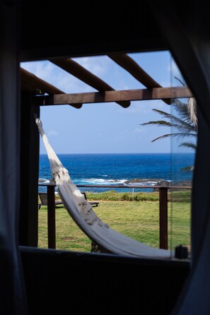 Comfort fyrbäddsrum - havsutsikt | Sängtillbehör av högsta kvalitet och värdeförvaringsskåp på rummet