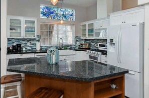 Fridge, microwave, oven, stovetop - Bodega Bay Beach Bungalow (Bodega Bay)