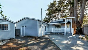 Een huis met twee verdiepingen, een veranda en een garage.