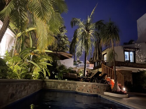 Private Villa, Authentic Cook Included, heated pool, just steps to the beach