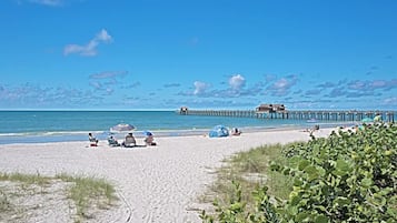 Beach nearby, sun loungers, beach towels