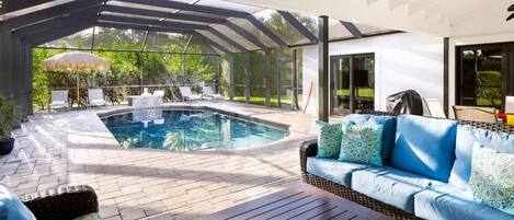 Una piscina al aire libre, una piscina climatizada