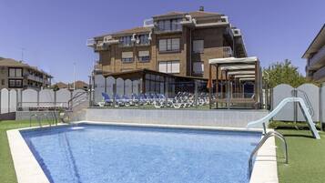 Una piscina al aire libre