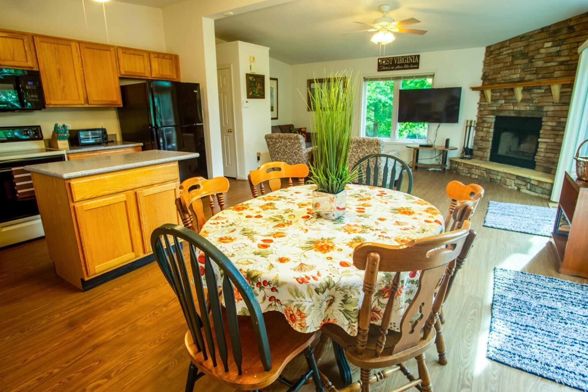 House, Multiple Beds (Cacapon Connected - Workplace Retreat) | Private kitchen