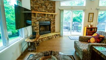 House, Multiple Beds (Cacapon Connected - Workplace Retreat) | Living room