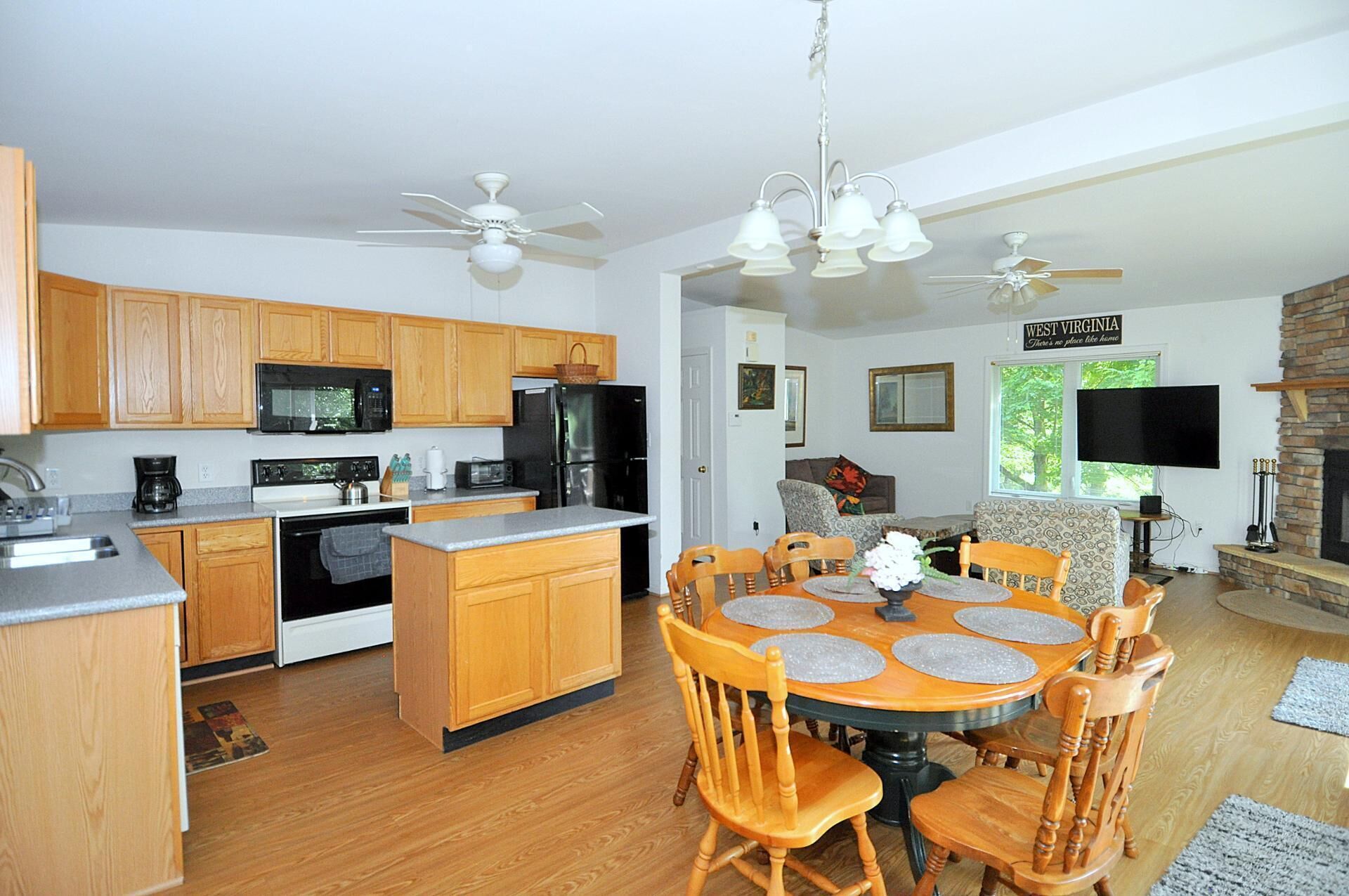 Nhà, nhiều giường (Cacapon Connected - Workplace Retreat) | Bếp riêng