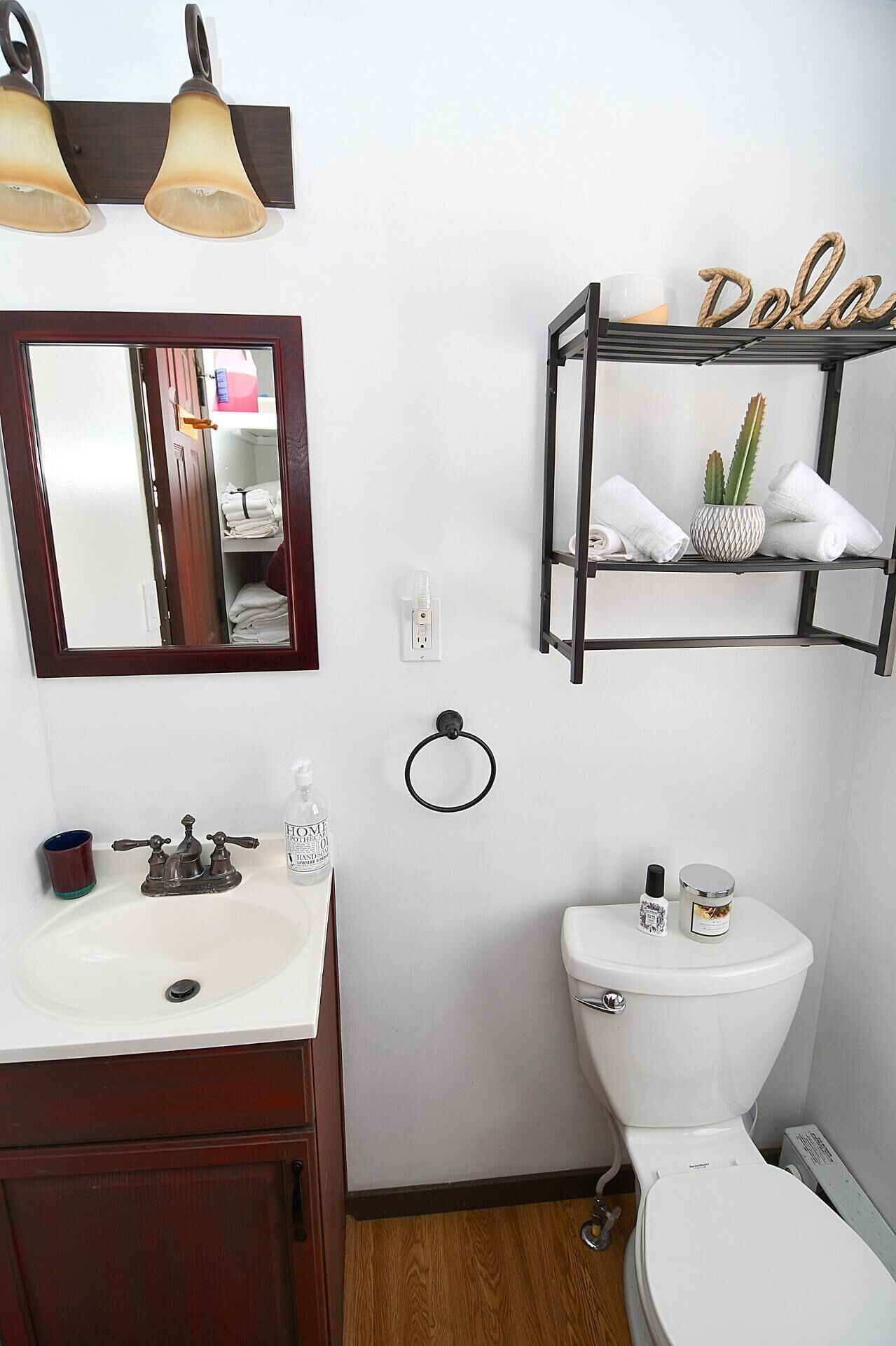 Cabin, 1 King Bed (River  Walk  Cottage - Romantic Escap) | Bathroom | Shampoo