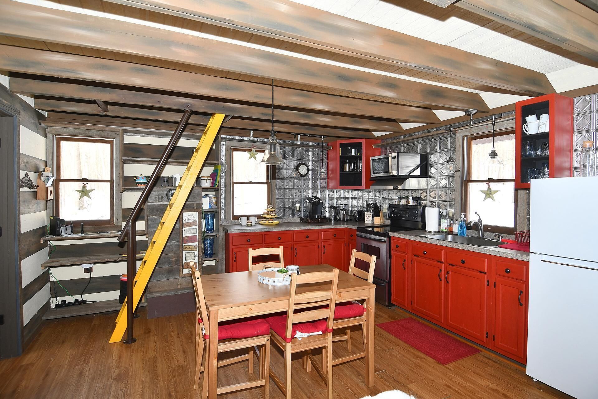 Kabin, 1 Tempat Tidur King (River  Walk  Cottage - Romantic Escap) | Dapur pribadi | Lemari es, mesin pencuci piring, bumbu, dan lemari pembeku