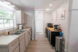 Mini-frigorifero, microonde, macchina per tè/caffè, tostapane