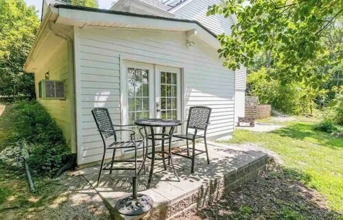 Farmhouse Retreat Casita - close to everything!