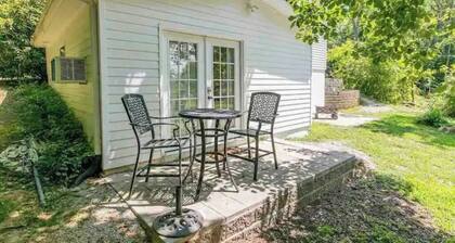 Farmhouse Retreat Casita - close to everything!