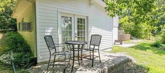 Farmhouse Retreat Casita - close to everything!