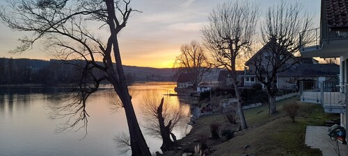 Unique vacation apartment with lake view in the middle of a nature reserve