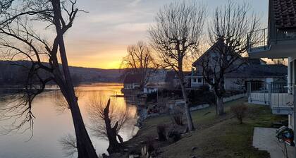 Unique vacation apartment with lake view in the middle of a nature reserve