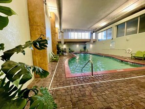 Una piscina techada, una piscina al aire libre