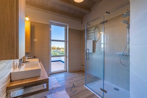 Een douche, een haardroger, een bidet, handdoeken