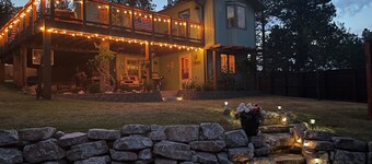 Charming Hillside Hideaway with great views. NO CLEANING FEE