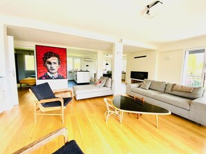 Télévision, cheminée